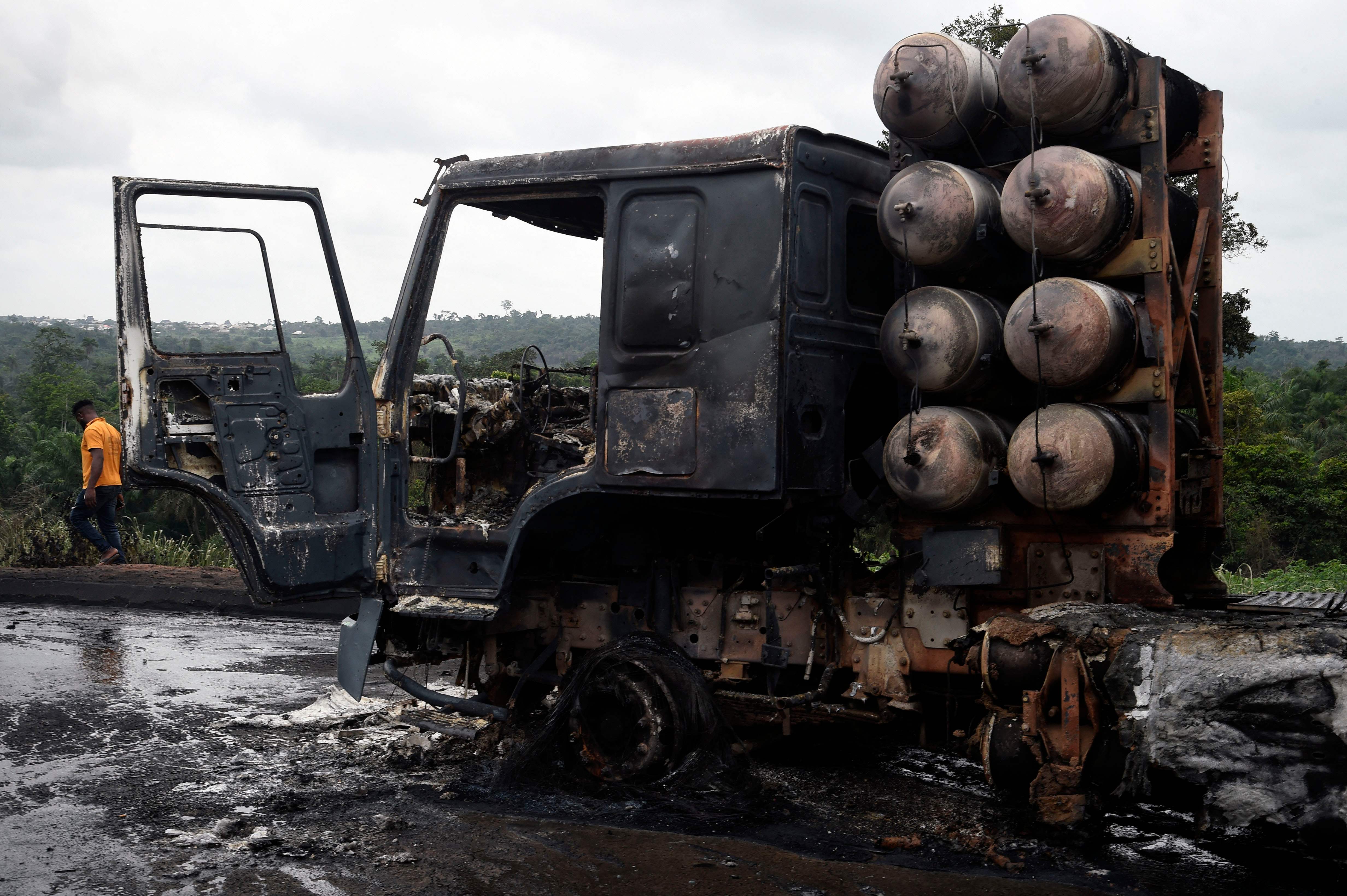 尼日利亚球员交通事故不幸身亡,球迷悼念的简单介绍 尼日利亚球员交通事故不幸身亡,球迷悼念的简单介绍