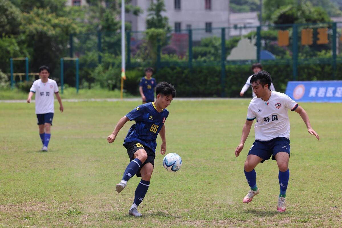体育赛事集中展开,足球风采引人注目 体育赛事集中展开,足球风采引人注目