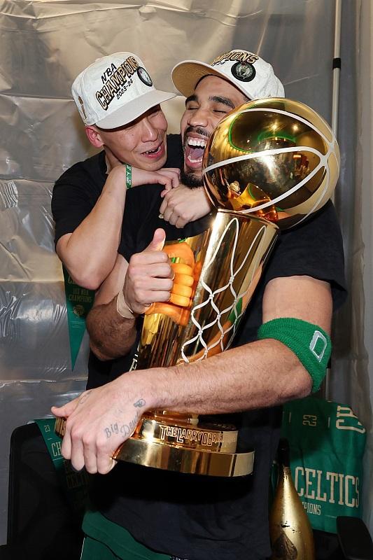 比赛中球员精彩表现引发球迷狂热追捧 比赛中球员精彩表现引发球迷狂热追捧