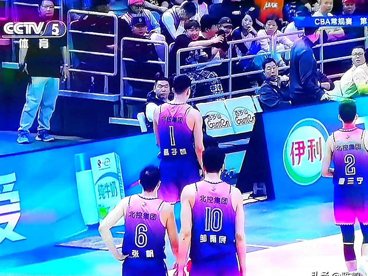 教练组织战术演习，提高球队整体实力