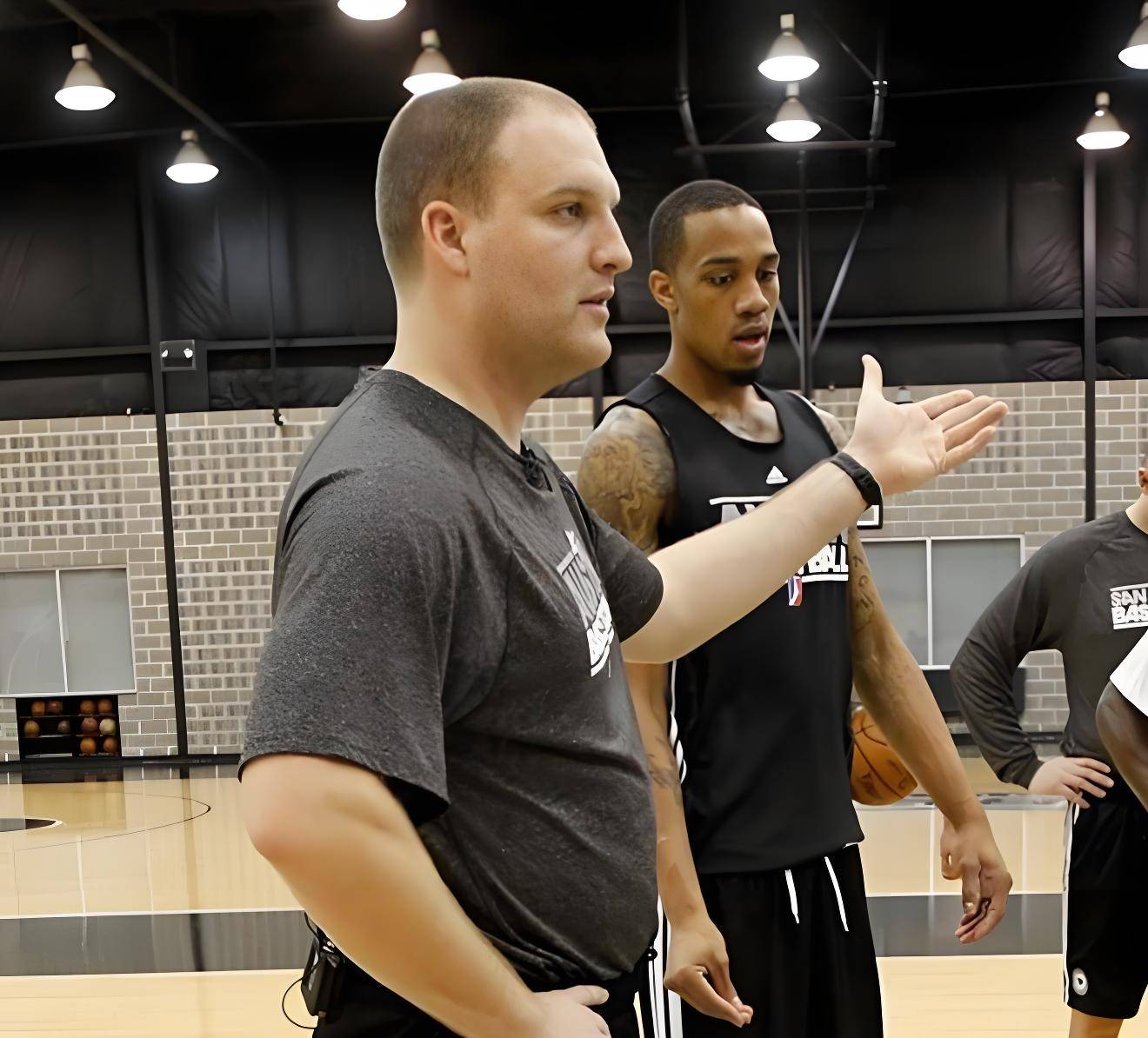 教练组织战术演习，提高球队整体实力