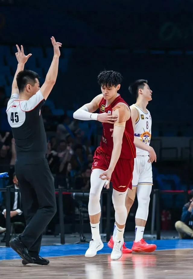 陕西男篮大胜广东，士气高昂