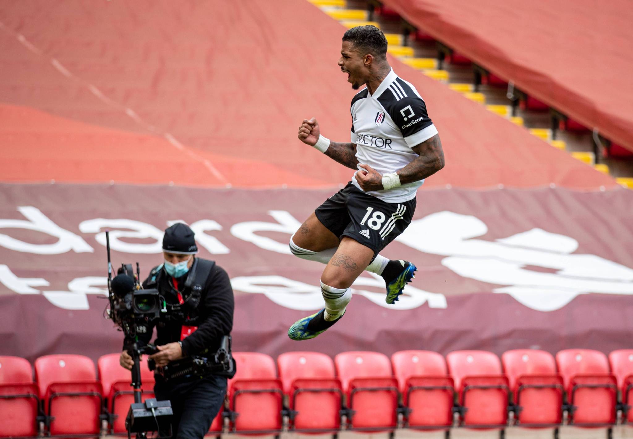 曼联逼平富勒姆,遭遇赛季首场平局保持不败 曼联逼平富勒姆,遭遇赛季首场平局保持不败