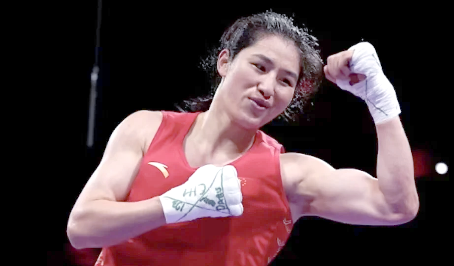 法国拳击手搏击拼搏，夺取冠军