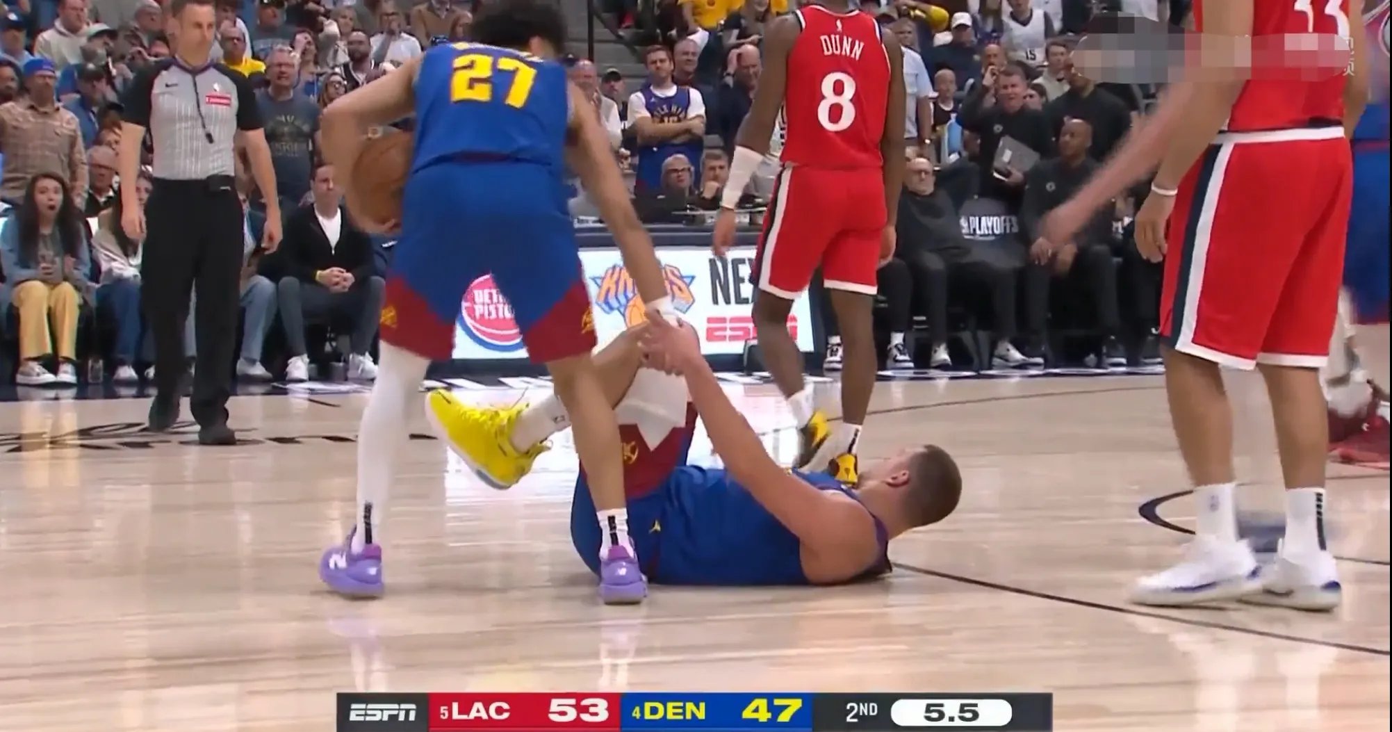 惊天一幕!比赛中的变故搅动了整个场面 惊天一幕!比赛中的变故搅动了整个场面