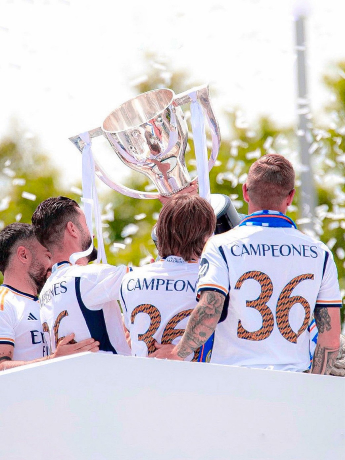 西甲豪门再夺殊荣!球迷沸腾欢呼不已 西甲豪门再夺殊荣!球迷沸腾欢呼不已