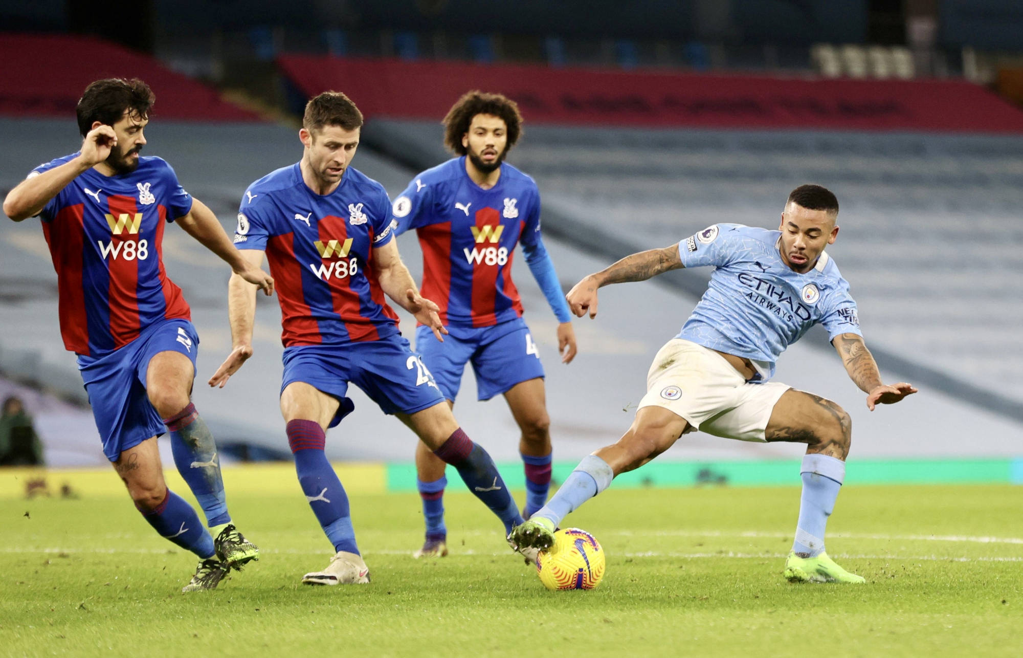 水晶宫中场展现出色球技,成为球队攻防核心的简单介绍 水晶宫中场展现出色球技,成为球队攻防核心的简单介绍