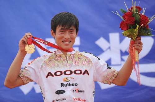 科威特男子自行车选手登上领奖台 科威特男子自行车选手登上领奖台